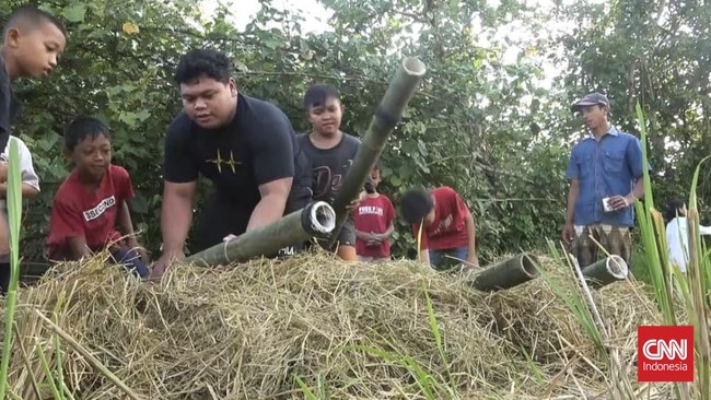 Kebiasaan bermain meriam bambu ini dimainkan setiap bulan puasa di Desa Mandalle, Kecamatan Bajeng Barat, Kabupaten Gowa, Sulawesi Selatan.