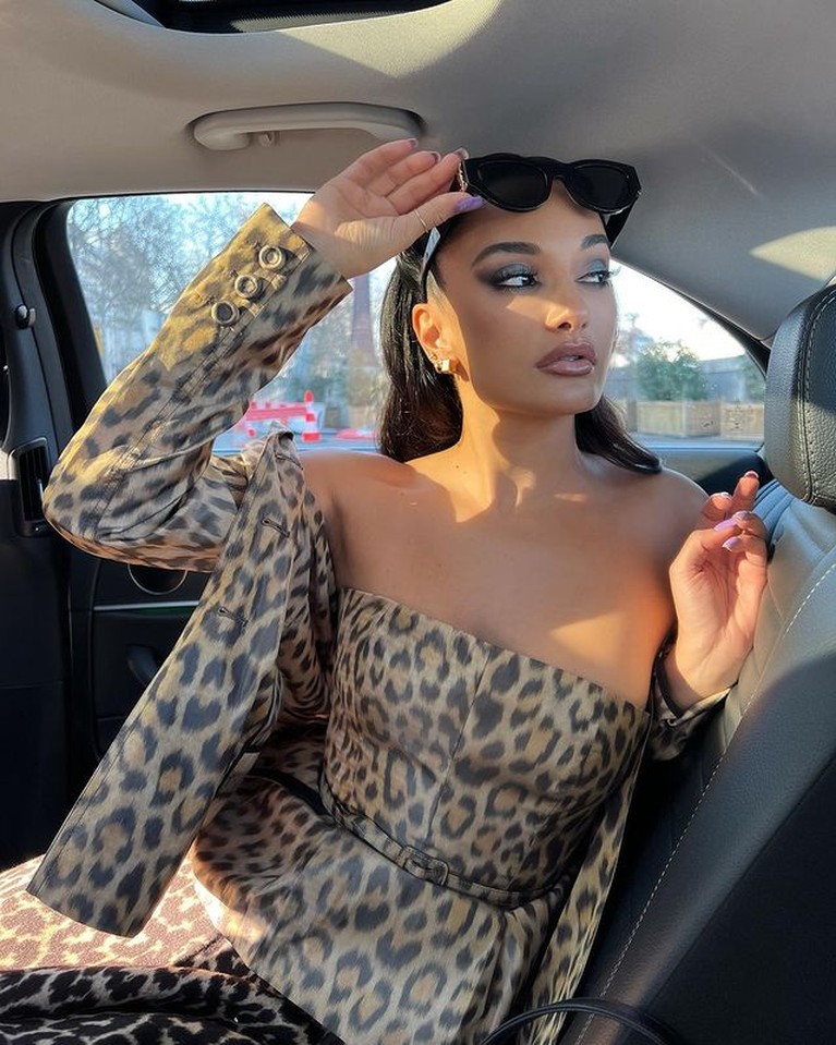 Amina Muaddi Potret Amina Muaddi yang disebut jadi orang ketiga di hubungan Rihannad dan ASAP Rocky