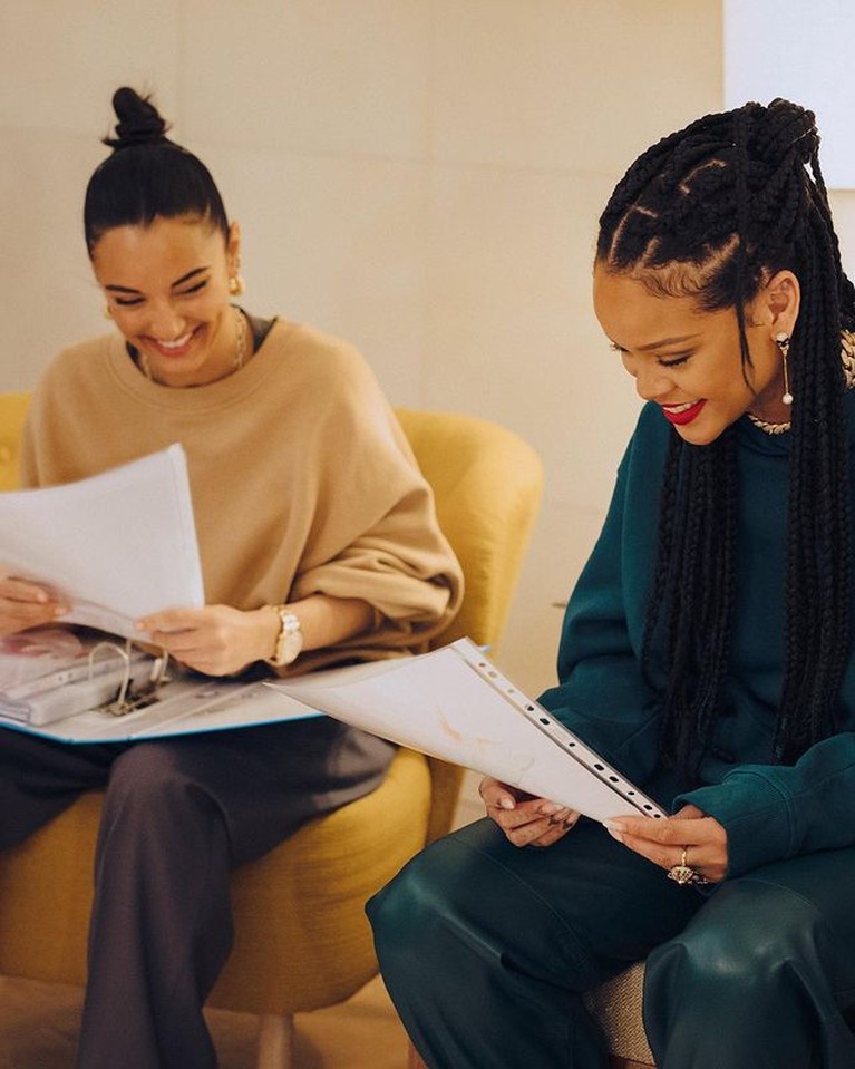 Amina Muaddi Potret Amina Muaddi yang disebut jadi orang ketiga di hubungan Rihannad dan ASAP Rocky