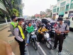 Antrean Tukar Uang Baru di BI Jatim Mengular