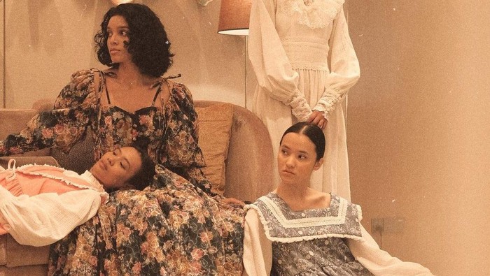 Penyuka Gaya Vintage dan Feminin, Wajib Punya Koleksi Brand Lokal Ini