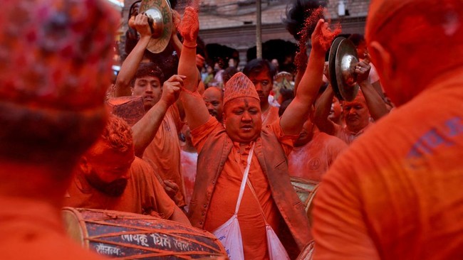 FOTO: Kemeriahan Festival Sindur Jatra di Nepal