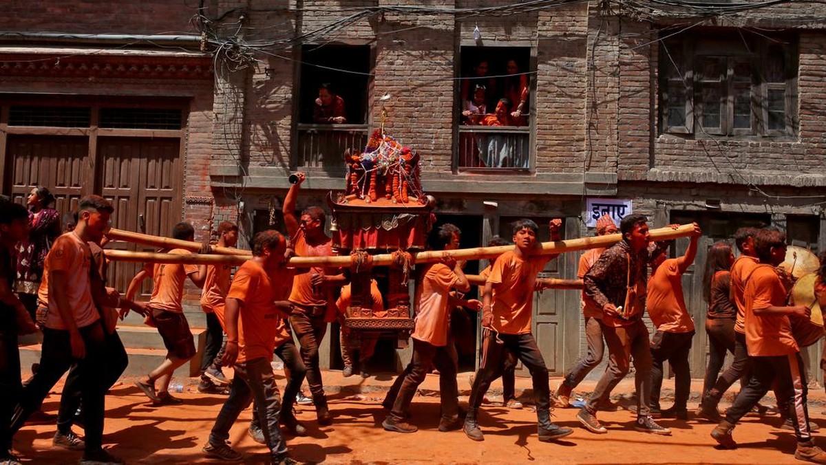 FOTO: Kemeriahan Festival Sindur Jatra di Nepal