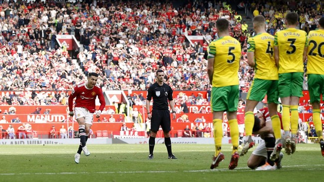 Klasemen Liga Inggris di posisi empat besar semakin memanas usai Manchester United meraih kemenangan atas Norwich City, Sabtu (16/4).