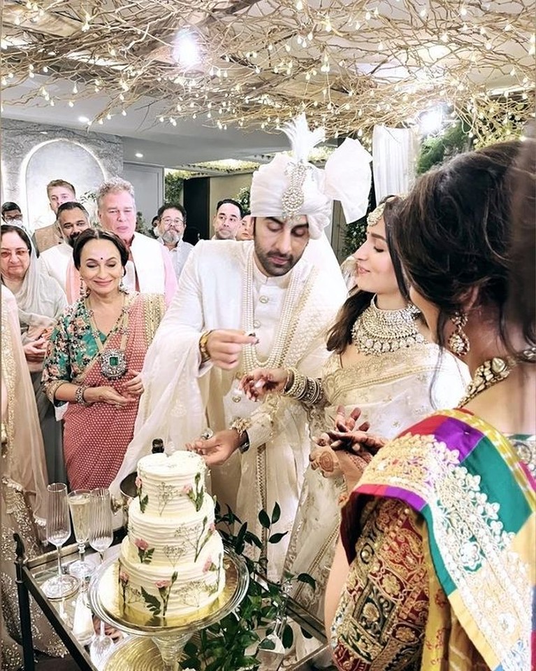 Pernikahan Alia Bhatt dan Ranbir Kapoor Foto pernikahan Alia Bhatt dan Ranbir Kapoor