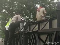 Pria di Surabaya Coba Bunuh Diri dari Billboard Usai Bertengkar dengan Istri