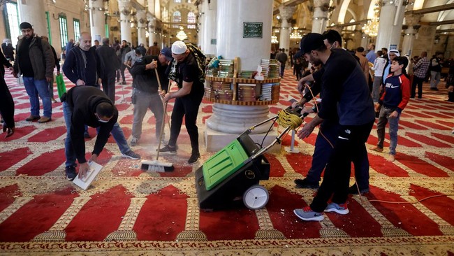 Menteri Keamanan Publik Israel Omer Barlev mengungkapkan pasukan terpaksa melakukan kekerasan di Masjid Al-Aqsa pada Jumat lalu.