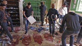FOTO: Kondisi Terkini Al-Aqsa Usai Polisi Israel Bentrok dengan Warga