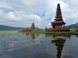 Pura Ulundanu Beratan Begitu Indah Melayang di Atas Air
