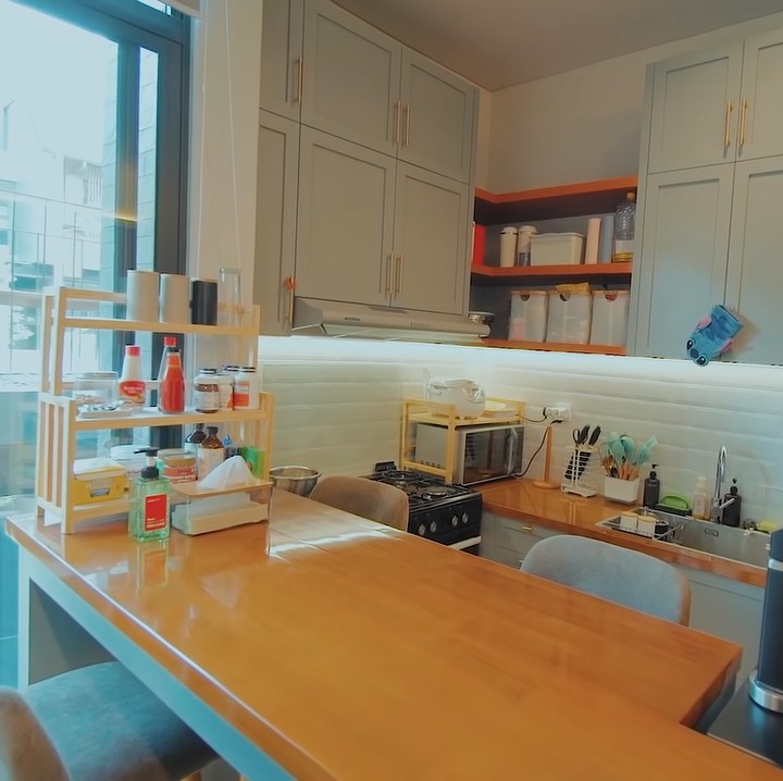 <p>Hunian keduanya menarik, lho. Jojo dan Clay ungkap keduanya sudah mencari rumah sejak sebelum tunangan dan langsung jatuh cinta dengan tempat tinggal sekarang. (Foto: YouTube Raditya Dika)<br /><br /><br /></p>