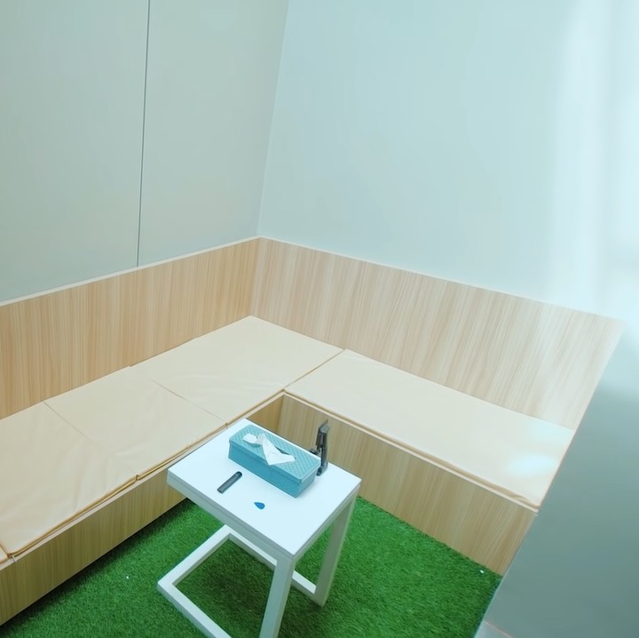 <p>Sebagian besar penempatan barang dan hal lainnya memang ditentukan oleh Clay. Jojo ungkap istrinya lebih ngerti dan mereka juga melihat beberapa referensi dari Pinterest.(Foto: YouTube Raditya Dika)<br /><br /><br /></p>