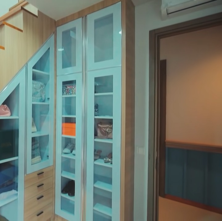 <p>Semua bagian dari rumah mereka terlihat memiliki konsep yang berbeda dari biasanya ya, Bunda? Hunian tersebut terlihat moderen dan amat cocok ditempati oleh pengantin baru. (Foto: YouTube Raditya Dika)<br /><br /><br /></p>
