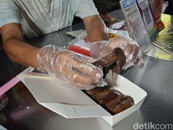 Ngabuburit di BKT, Enaknya Jajan Kue Balok dan Seblak yang Pedas Mantap
