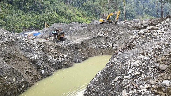 Warga sempat menyerbu sebuah kawasan di Bukit Naga, Kecamatan Tewah, Kalimantan Tengah yang diduga memiliki banyak kandungan emas.