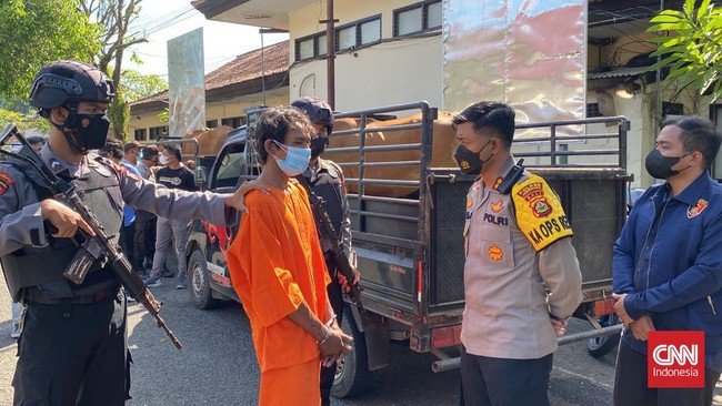 Warga Bali mencuri sapi tetangga lantaran terdesak oleh utangnya, sementara napi asimilasi di Madura nekat mencuri kotak amal.