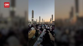 VIDEO: Kumandang Azan dan Buka Puasa Jemaah di Masjid Nabawi