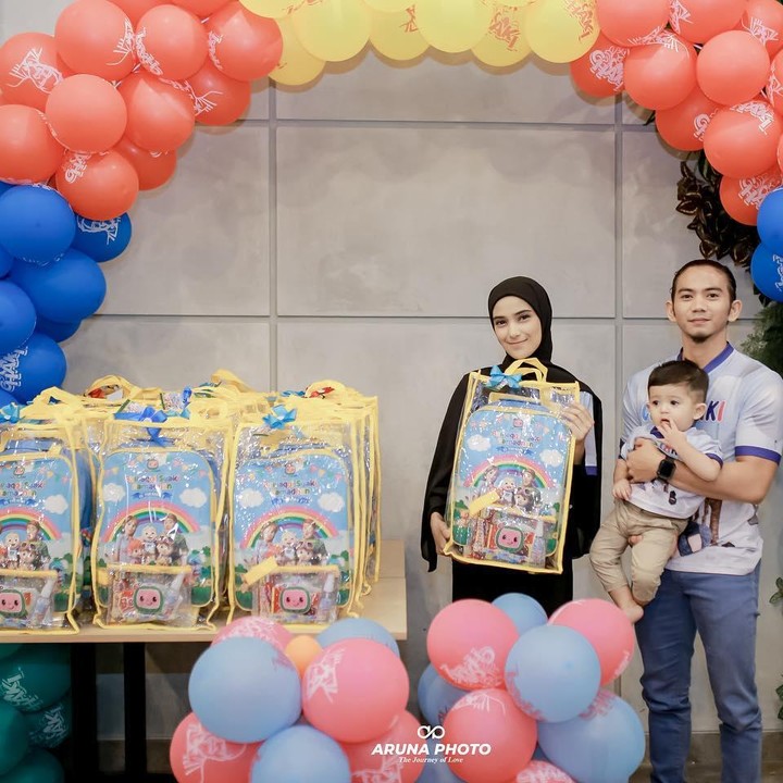 <p>"Selamat ulang tahun ya nak, jadilah anak yg sholeh, sehat selalu, murah rezekinya, disayangi banyak org, do'a2 ibu ga akan pernah putus untuk Syaki, ibu sayang sm Syaki. Maafin ibu yg banyak kurangnya, tp ibu selalu belajar disetiap harinya untuk jd ibu lebih baik lagi untuk Syaki," tulis Nadya sebagai caption di akun Instagram @nadyamustikarahayu. (Foto: Instagram @nadyamustikarahayu)</p>
