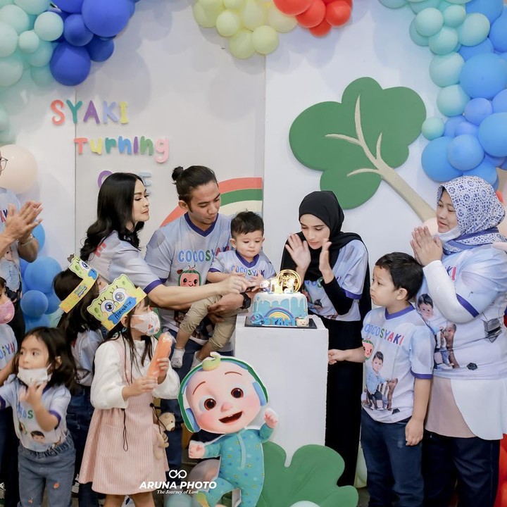 <p>Menariknya, Iis Dahlia juga terlihat hadir di acara tersebut, lho. Diketahui, keluarga Iis Dahlia memang begitu dekat dengan Rizki DA. (Foto: Instagram @nadyamustikarahayu)  </p>