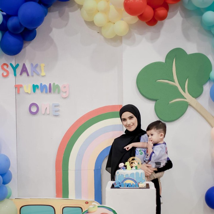 <p>Dalam perayaan tersebut, acara berlangsung meriah dan dihadiri keluarga serta kerabat terdekat. (Foto: Instagram @nadyamustikarahayu)<br /><br /><br /></p>