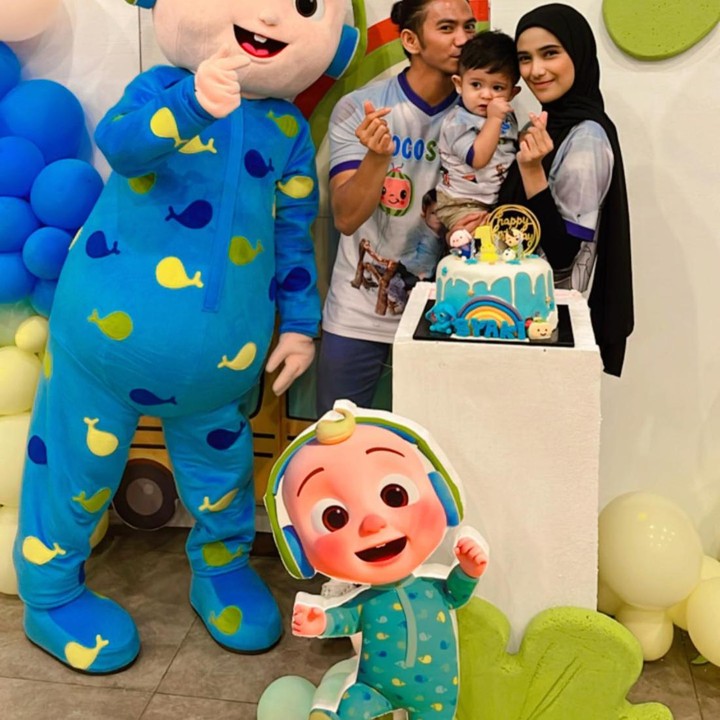 <p>Rizki DA tentunya turut hadir di momen bahagia tersebut. Ia juga terlihat memakan kaos bertuliskan Syaki dan kompak dengan Nadya. (Foto: Instagram @nadyamustikarahayu)<br /><br /><br /></p>