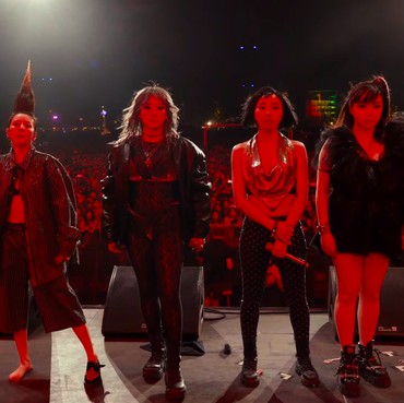 Fans Ngakak Lihat Sepatu Dara Terbang saat Reuni 2NE1 di Coachella