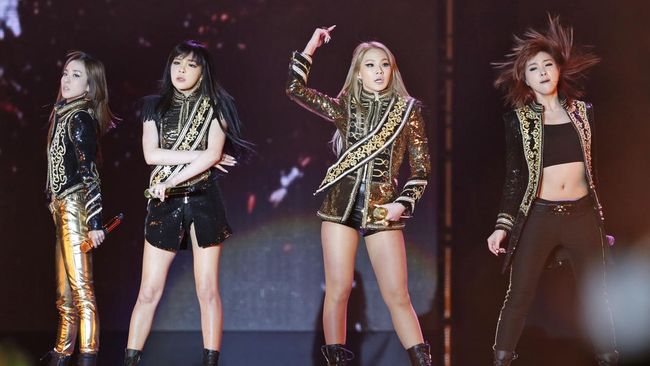 2ne1 on stage