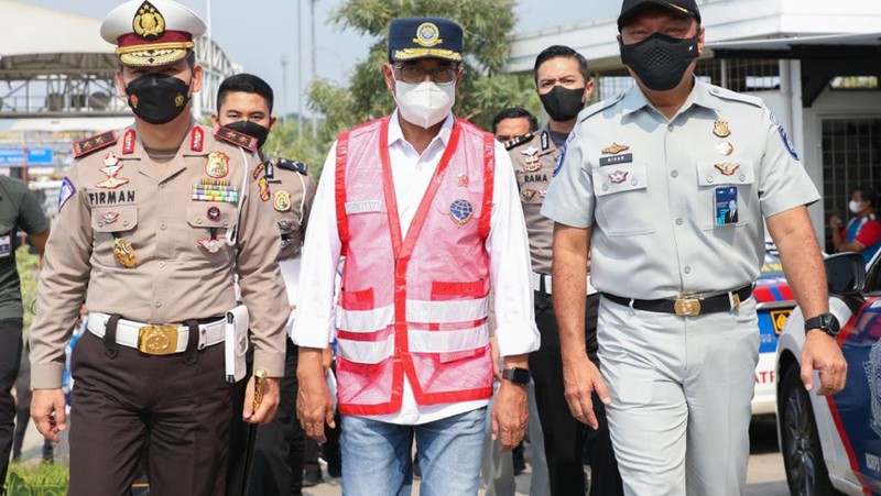 PT Jasa Raharja meninjau kegiatan simulasi lalu lintas di jalan tol arah Cikampek di sejumlah rest area