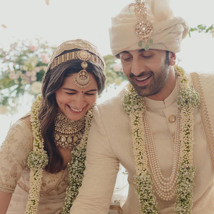 <p>Digelar dengan penuh nuansa romantis, pernikahan artis Bollywood ini langsung menjadi buah bibir masyarakat India. Para ahli nujum di India juga banyak yang meramal bahwa rumah tangga Alia dan Ranbir akan langgeng, Bunda. (Foto: Instagram @aliaabhatt)</p>