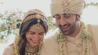 <p>Digelar dengan penuh nuansa romantis, pernikahan artis Bollywood ini langsung menjadi buah bibir masyarakat India. Para ahli nujum di India juga banyak yang meramal bahwa rumah tangga Alia dan Ranbir akan langgeng, Bunda. (Foto: Instagram @aliaabhatt)</p>
