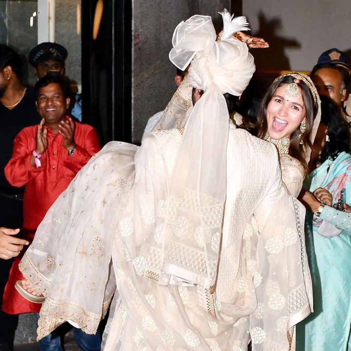<p>Sikap sang suami sontak membuat Alia Bhatt sangat terkejut. Meski begitu, ia tak bisa menahan senyum dan tawa bahagia ketika digendong Rabir Kapoor. (Foto: Instagram @missmalinibollywood @ravanspeaks)</p>