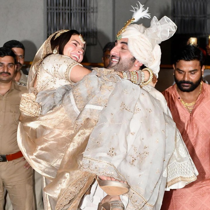 <p>Pasangan yang terpaut usia 10 tahun ini menggelar pesta pernikahan yang meriah. Momen romantis sangat terasa ketika Ranbir Kapoor menggendong Alia Bhatt dengan gaya bridal style. (Foto: Instagram @missmalinibollywood @ravanspeaks)</p>