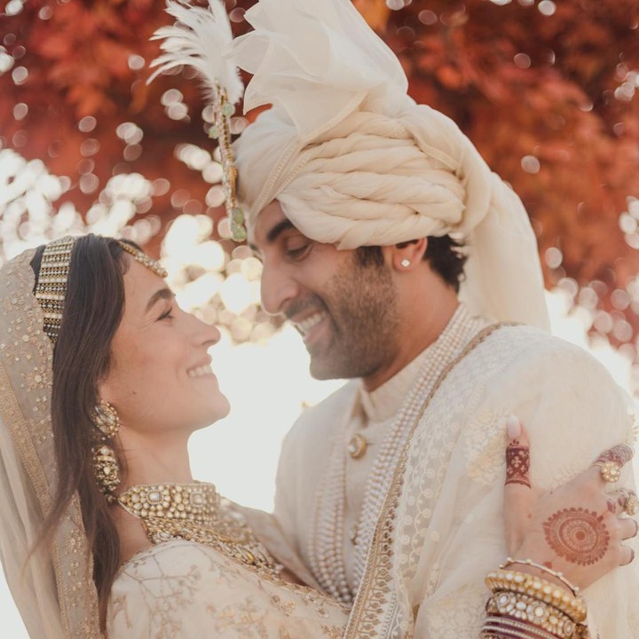 <p>Pasangan ini pertama kali digosipkan menjalin asmara pada 2018 lalu. Mereka kemudian muncul untuk pertama kalinya di acara pernikahan Sonam Kapoor. (Foto: Instagram @aliaabhatt)</p>