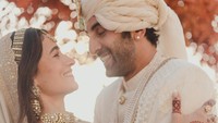7 Potret Pernikahan Rabin Kapoor & Alia Bhatt, Digendong Mesra Bak di Film Bollywood