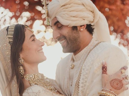 7 Potret Pernikahan Rabin Kapoor & Alia Bhatt, Digendong Mesra Bak di Film Bollywood