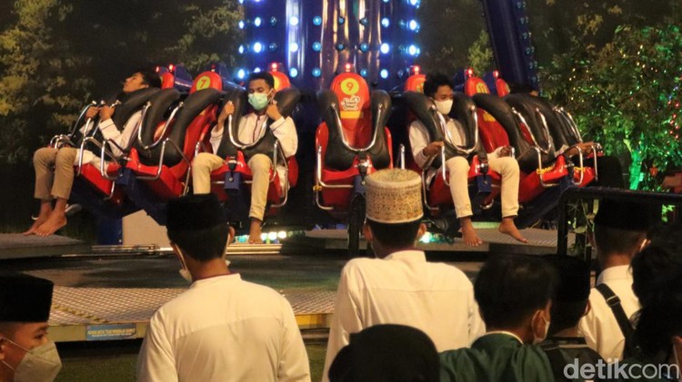 Trans Studio Bandung ramai didatangi sejumlah santri hari ini. Di sana para santri antusias menjajal beragam wahana permainan.