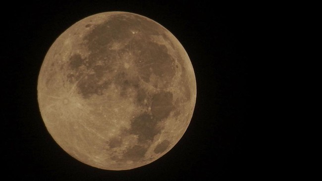 Bulan Purnama 'Pink Moon' bakal manggung malam ini, di saat yang sama hujan meteor Lyrid diprediksi masih puncaknya.