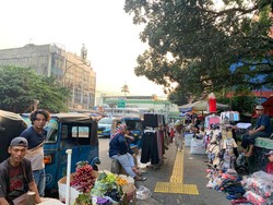 Jelang Lebaran, Pedagang Ramai Gelar Lapak di Trotoar Pasar Tanah Abang
