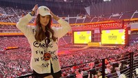 <p>Luna Maya merupakan salah seorang selebriti Tanah Air yang juga fans berat boyband asal Korea Selatan, BTS, Bunda. (Foto: Instagram @lunamaya)</p>