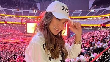 Aksi Luna Maya Fotoin ARMY di Konser BTS Las Vegas Tuai Pujian