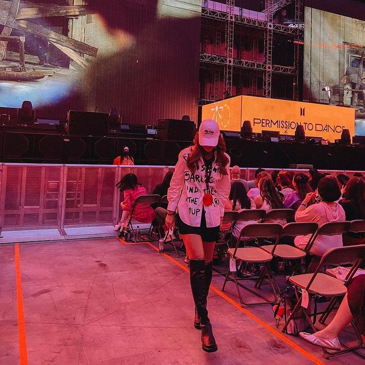 <p>OOT Luna Maya saat menyaksikan konser BTS pun mencuri perhatian, Bunda. Ia terlihat stylish. (Foto: Instagram @lunamaya)</p>