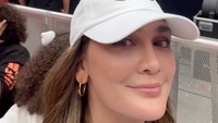 <p>Sejak masuk venue konser, Luna Maya memperlihatkan suasana yang berlangsung. Ia bahkan bisa melihat idolanya, sang leader BTS, Kim Namjoon atau dikenal dengan nama panggung RM secara langsung. (Foto: Instagram @lunamaya)</p>
