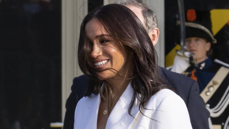 Meghan Markle, Duchess of Sussex, waves upon arrival at the Invictus Games venue in The Hague, Netherlands, Friday, April 15, 2022. The week-long games for active servicemen and veterans who are ill, injured or wounded opens Saturday, April 16, 2022, in this Dutch city that calls itself the global center of peace and justice. (AP Photo/Peter Dejong)