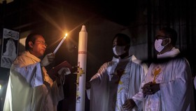 FOTO: Misa Malam Kebangkitan Kristus di Gereja Katedral