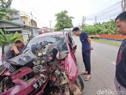 Mobil Tabrak Pohon di Bone Gegara Sopir Hilang Kendali, 5 Orang Luka