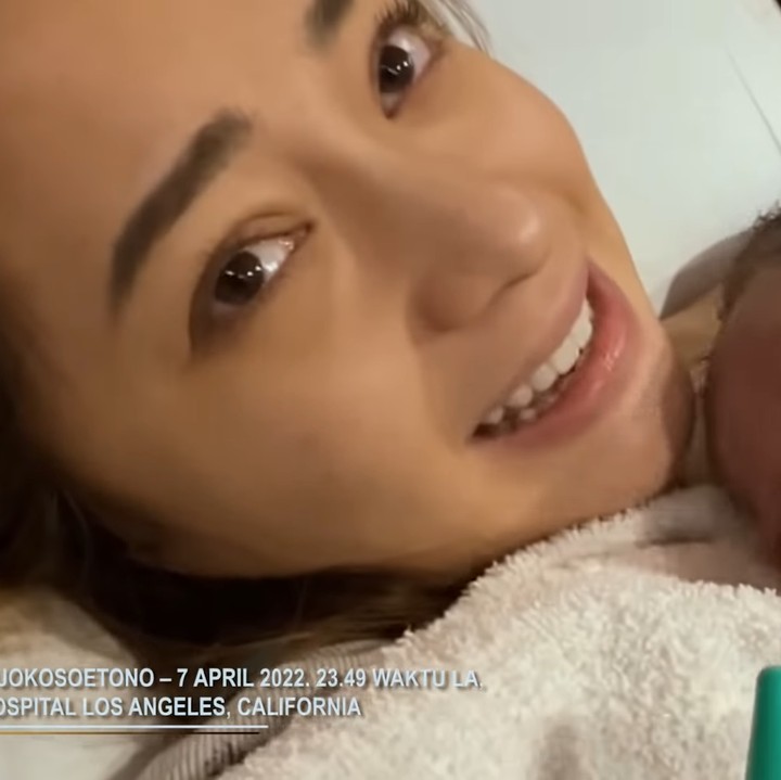 <p>Ketika baby Issa terlahir ke dunia, Nikita Willy tak mampu menutupi rasa haru. Ia memeluk anak pertamanya itu di dalam dekapan penuh kasih sayang. Tak lama setelah melahirkan, Nikita Willy dan Indra Priawan kemudian membawa pulang anak mereka. Kita doakan semoga Issa tumbuh dengan sehat ya, Bunda. (Foto: YouTube Nikita Willy Official)</p>
