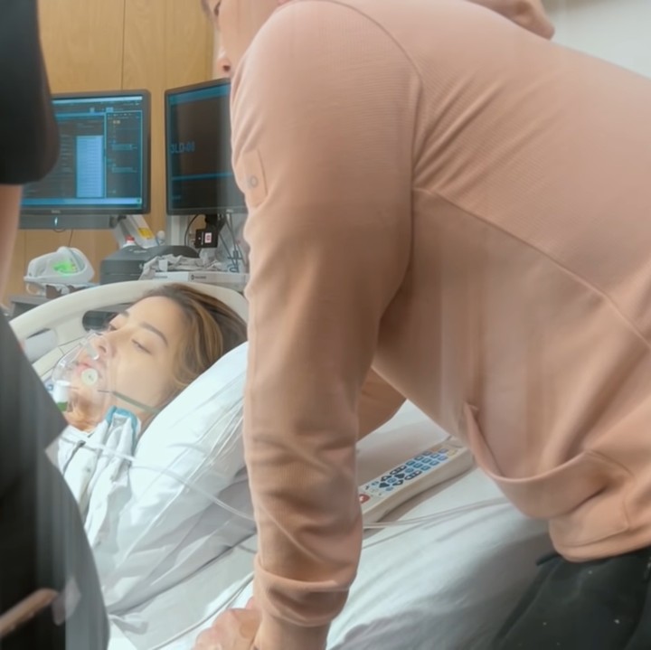 <p>Ketika sudah memasuki pembukaan ke-10, Nikita Willy diberikan masker oksigen agar lebih mudah bernapas. Dibantu oleh obyn hits yang terkenal di Amerika, Nikita melakukan persalinan dengan sangat lancar, Bunda. (Foto: YouTube Nikita Willy Official)</p>