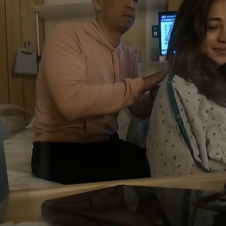 <p>Selama menjalani fase kontraksi, Nikita Willy melakukannya dengan sangat tenang. Ia banyak melakukan stretching untuk mengurangi rasa nyeri. Tak hanya itu, Indra Priawan juga selalu berjaga di samping sang istri sambil memijit punggungnya. (Foto: YouTube Nikita Willy Official)</p>