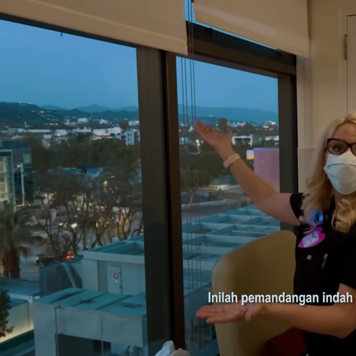 <p>Sesampainya di rumah sakit, Nikita Willy ditempatkan di kamar dengan pemandangan bukit Hollywood, salah satu tempat paling ikonik di Los Angeles, California. (Foto: YouTube Nikita Willy Official)</p>