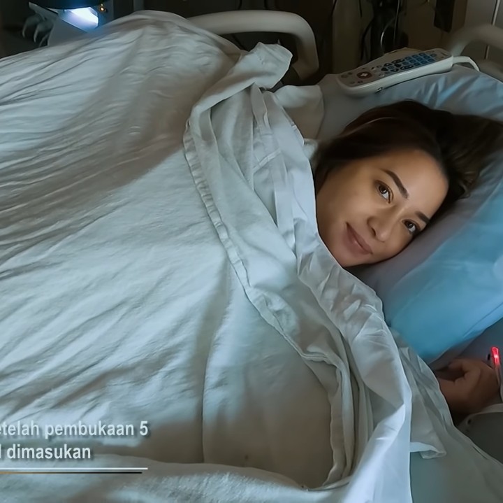 <p>Pada sore hari, Nikita Willy mulai merasa menggigil setelah diberi epidural. Tak lama lagi, ia akan segera mencapai pembukaan ke-10. (Foto: YouTube Nikita Willy Official)</p>