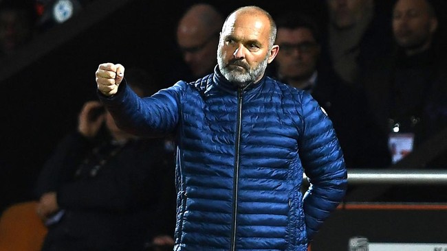 Pelatih Saint-Etienne Pascal Dupraz dilaporkan meminta para pemain muslimnya untuk berhenti berpuasa selama Ramadan.